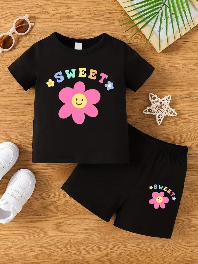 মেয়েদের SWEET ফ্লাওয়ার প্রিন্টেড ব্ল্যাক সামার সেট (টি-শার্ট + শর্টস) – কালো
